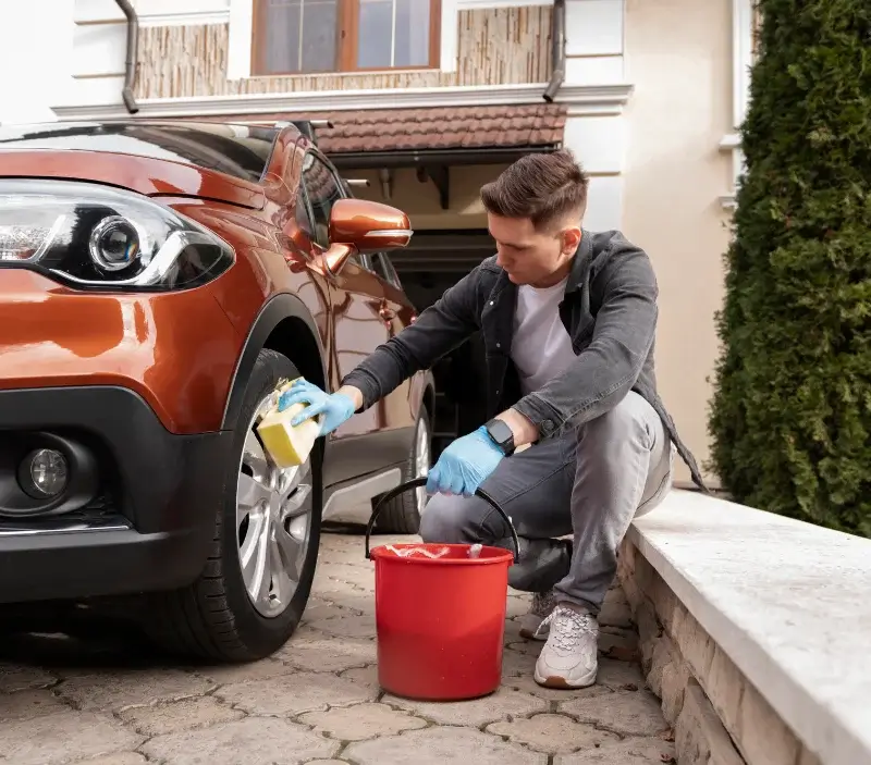 Lavage auto à domicile Entraigues : professionnel intervenant sur un véhicule
